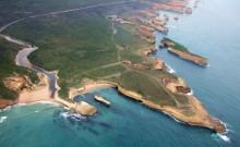 Изрезанный берег Австралии / Снимок сделан в конце марта 2011 года во время обзорного полёта на вертолёте над скалами &quot;12 Апостолов&quot;, которые находятся к юго-западу от Мельбурна вдоль Великой Океанской Дороги.