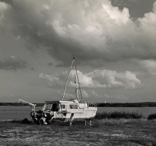 про одинокого моряка / Не свет ни заря,
ему хочеться в моря
опять туда,где горизонт
сплываеться в небесный зонт
где свежий ветер как в грозу
все бьёться,бьёться об корму.
