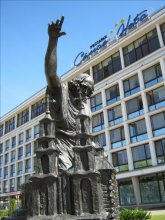 Франциск Скорина / это в Минске. Угадайте,какая высота статуи??))