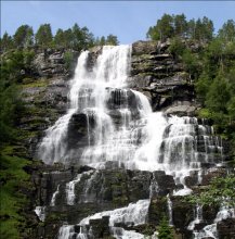 водопад Неройфьорда / водопады на Фьердах Скандинавии вызывают восторг