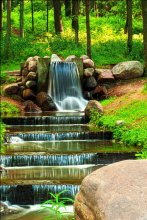 водопад в парке / красивое место в парке Дрозды
