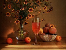 Фруктовый сок / с цветами и персиками