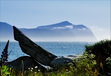 Vikten / Северная Норвегия, Лофотены, деревушка Виктен на острове Флакштад и вдали силуэт Москенесёй.