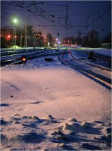 НОЧНОЙ  ЭТЮД / Поздно вечером застрял на промежуточной станции в ожидании редкой электрички. Мороз, ветерок, тягомотное время тянется к полуночи, но у меня с собой была...
Камера... Съёмка с рук.