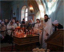 Панихида на Радоницу / Панихида на Радоницу в церкви Всех Святых на Всехсвятском кладбище города Дмитрова Московской области. Во время панихиды молятся о блаженном упокоении всех своих умерших родных.