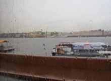Санкт-Петербург нас встретил дождем. / Дождь- это тоже прикольно.