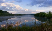 Упали на рассвете в воду облака / Упали на рассвете в воду облака
Запуталась в травинках сонная река