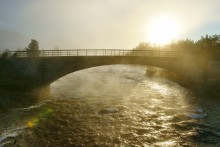 Холодное норвежское утро / Испарения реки при холодном воздухе в контровом свете.