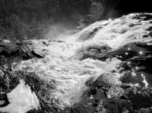 &quot;маманя&quot; / Большой Янискенгас — водопад на реке Кутсайоки на Кольском полуострове. Угол наклона около 70-80°. Высота приблизительно 20 метров. Состоит из 3 ступеней. 
В туристической топонимике встречается под названием «Маманя». Водопад крайне опасен для прохождения. Известно не менее 5 случаев удачного прохождения водопада каякерами. Дополнительная опасность водопада для туристов заключается в том, что с наплыва он абсолютно не слышен и визуально заметен слабо.
