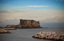 &quot;Кастель-дель-Ово&quot; / Касте́ль-дель-О́во (итал. Castel dell’Ovo; собств. «замок яйца», «яичный замок») — средневековая крепость на острове в Тирренском море, соединённом узкой насыпью с Неаполем. Предполагается, что именно здесь в VI в. до н. э. и был основан греческими колонистами этот город.