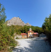 дорога к храму / Это пока единственный , деревянный храм в Крыму. Построен на месте взорванной часовни Серафима Саровского, в районе п.Краснокаменка, Крым