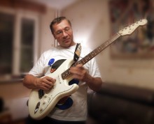 Гитарист / Мой знакомы Саша Азаров отлично играет на гитаре, случайно зашли к нему  в гости и он сбацал пару сетов, к сожалению света было мало...Поэтому спонтанный...