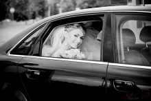 Невеста... / невеста смотрит из окна машины...