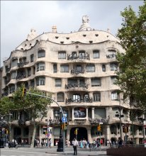 “Ла Педрера” / “Ла Педрера” — уникальное по своей архитектуре каменное здание, очень необычных волнистых форм, которые, как сказал Гауди, “перекликаются с контурами окружающих Барселону гор, видных с крыши этого дома”. Другой известный фантазер из Барселоны, художник Сальвадор Дали, сказал, однажды, что это здание похоже на смятые штормовые волны. Кстати саму крышу Гауди превратил в отличное место для прогулки, построив на ней лесенки, арки и прикрыв дымоходы и вентиляционные трубы диковинными керамическими фигурками.