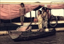 &nbsp; / Вьетнамские дети на озере Тонлесап, Камбоджа