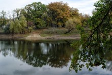 Отражения / дачное озеро осенью