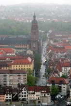 Бавария / Вюрцбург-Германия-Бавария. В Вюрцбурге с его домами с островерхими крышами, городской ратушей, собором и Резиденцией царит атмосфера гармонии и безмятежности. Лабиринт из улочек, бюргерских особнячков, барочных построек бывших курфюрстов придает особое очарование этому бывшему епископскому городу, стоящему на реке Майн. Вюрцбург - это главный город Нижней Франконии и центр района виноградарства и виноделия. Известны также его музыкальные традиции. Город привлекает концертами классической музыки (300 концертов ежегодно) и фестивалями Моцарта и Баха. С VII в. в Вюрцбурге обосновались герцоги, а с 742 г. епископы, и город очень скоро стал религиозным и духовным центром.