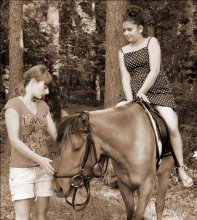 лошадь / и две девушки
