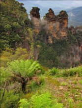 Красота Австралии / Снимок сделан в марте 2011 года в национальном парке &quot;Голубые горы&quot;. На снимке скалы &quot;Три сестры&quot;.