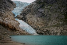 Твёрдая и жидкая / Один из языков самого большого ледника континентальной Европы. Изумительный древний голубой лёд и чистейшая вода в озере.