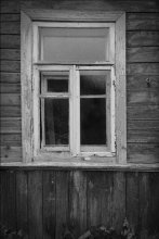 Старое окно / окно старого деревянного дедовского дома, где уже никто не живет
