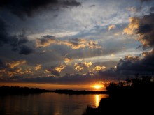 Последние лучи заходящего солнца / Закат на реке Или