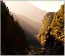 утро / рассвет в долине реки Bhote Kosni