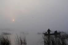 про рыбалку / туман солнце рыбаки