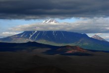 Там где вечность. / Камчатка. Первый объект-это давно угасший вулкан, потом идет многокилометровая долина из шлака, щебня переходящая к уступам еще одного погибшего, извергнувшего из себя всю мощь. А упирается наш взор в огромный вулкан, действующий, во всей красе и величии.