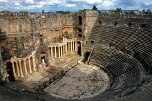 Амфитеатр в Босра / Босра (Сирия). Римляне во времена правления императора Траяна (в 106 г. н.э.) сделали его столицей провинции Аравия. Самая популярная достопримечательность Босры сегодня - огромный, на 15 тыс. зрителей, амфитеатр из черного базальта. Театр был построен в начале III в. н.э.