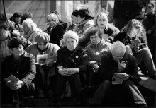 Безрадостная фотография, Киевская, митинговая / 13.04.2007г. Киев, Майдан, митинг в поддержку коалиции. Народ сидит и ждет когда бы им разбежаться... Очень похоже на советские первомаи времен застоя, когда палками выганяли на улицы.