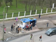 На остановке всяко-разно / ...и каждый занят своим делом,и никому нет дела друг до друга...Кого-то сейчас собьет (?!) машина, кто-то затарится в киоске. Бабуси прочитают расписание автобуса, а   кто-то предпочтет подождать маршрутку...
в общем,сама не до конца понимаю смысл создания этой фотографии,но что-то есть в ней такое живое и откровенно жанровое. Недавно мне подказали,что кроме людей, это фото еще примечательно болотом на крыше киоска:))