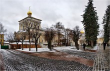 В Троице-Сергиевой Лавре.... / Слева церковь Преподобного Сергия с Трапезной палатой, впереди виден купол Троицкого собора..