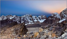 Рождение дня / Снимок сделан перед рассветом. Место называется Кала Паттар (5550м)- в самом сердце Гималаев. За моей спиной - Эверест, солнце появится из-за его склонов...