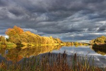 Осенний денек / Осень,озеро,солнце,тучи,рогоз