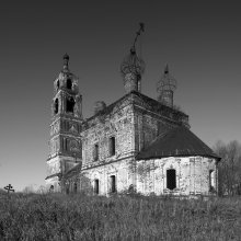 Покосились кресты,храм порушен,но вера жива. / ...