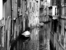 Каналы, лодки и облезлые стены. / Как там люди живут?