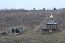 Чудодейственные места / В с.Коржовый Кут на самом камне четко видны следы стоп,по преданию в этом месте ступала нога Божьей матери,люди туда ездят веря в чудодественную помощь этого места. Местные жители хотят там построить храм Божьей матери. В самой каплычке есть много записей в тетради,где многие люди сделали записи о своем исцелении.Да поможет Вам Бог!!!