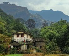 домик в горах / непал на высоте примерно 2000 метров

в этой стране народ довольно бедный но зато очень добрый и гостеприимный