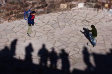 Футбол с  тенью / Анкара Кала. Внутри крепости. Мальчишки играют в  футбол