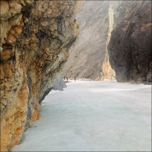 каньон Белого Иркута / Восточный Саян. Май 2011. 
По замерзшему руслу лежит путь к вершине Мунку-Сардык (высшая точка Саян (3 491 м).