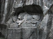 Умирающий лев / Монумент &quot;Умирающий лев&quot;. В отвесной скале высечена фигура льва - аллегорическое изображение храбрости Швейцарской гвардии, кто отважно погиб в Тюильри в Париже в 1792 году, спасая честь и достоинство французской королевы Марии Антуанетты. Во время своего большого турне по Европе, Марк Твен назвал этот памятник &quot;&quot;самое грустное и самое трогательное каменное изваяние в мире&quot;. 
Монумент создан выдающимся датским скульптором Бертелем Торвальдсеном (Bertel Thorvaldsen) в 1821 году.