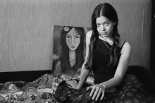 портрет девушки в комнате с картиной / интерьерная фотография,
2010