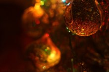 Новогодний янтарь / Елочно-игрушечный мир в полумраке, освещаемый только светом от гирлянды