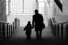 Воспитание / Отец с сыном выходят из Национальной библиотеки г.Минска после экскурсии.