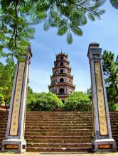 Пагода Тхиен Му в Хюэ / Снимок сделан в июне 2009 года. Пагода Тхиен Му является одним из самых знаменитых сооружений во всем Вьетнаме. Ее 21 метровая восьмиугольная башня – семиэтажная Тхап Фыок Зуен, была построена императором Тхиеу Чи в 1844 г. и стала неофициальным символом г. Хюэ. Сегодня здесь живут пять монахов и семь послушников. Пагода была местом антиправительственных выступлений в начале 60-х годов. С правой стороны башни находится павильон, в котором хранится стела, датируемая 1715 г. Она установлена на спине массивной мраморной черепахи – символе долголетия. С левой стороны башни находится другой шестистенный павильон, хранящий огромный колокол – Дай Хонг Чунг, отлитый в 1710 г. и весящий 2052 кг.; как говорят, его звук слышен за 10 км. 
За главным святилищем находится автомобиль, который доставил монаха Тхить Куанг Дыка в Сайгон, где он в 1963 г. устроил свое самосожжение, ставшее известным всему миру благодаря известной фотографии.