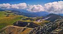 Изгибы / Вид, практически с вершины Оштена, на хребет Каменное море и Партизанскую поляну