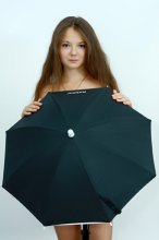 богиня / девочка- подросток стоит за зонтиком