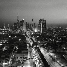 Вертикали / Ночью линии архитектурных доминант прорисовываются, как на чертеже. 

Дубай. 

Без штатива.