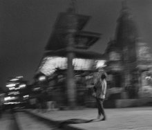 мелочи изображения / Катманду, Patan Durbar Square, объёмная тень проходящего человека.